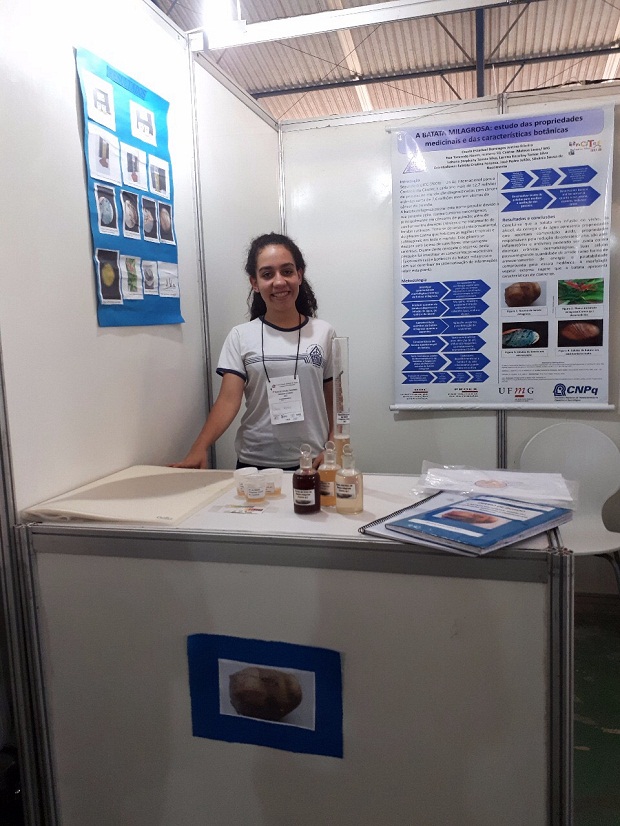 A pesquisa das alunas Lohana Tomaz Silva e Lorena Tomaz Silva, da E.E. Domingo Justino Ribeiro, conquistou a 1ª colocação na categoria Ciências da Saúde com nota máxima e 6 credenciais para eventos científicos internacionais. Foto: Fabíola Fonseca